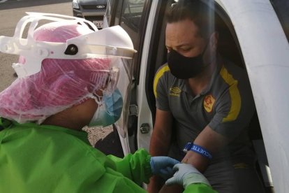 El técnico Máximo Villafañe también se realizó el examen de sangre.