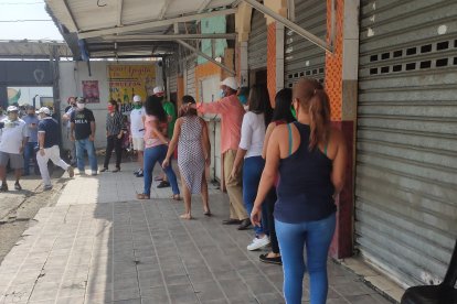 Las trabajadoras sexuales hicieron filas para recibir kits de alimentos.