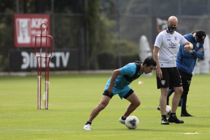El técnico Miguel Ángel Ramírez, dirigiendo las prácticas de sus muchachos.