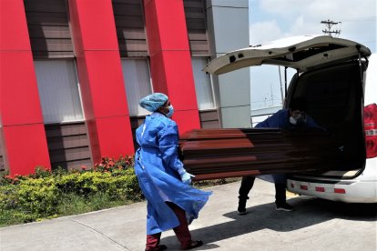 La víctima tenía tres heridas de cuchillo. La de la espalda perforó un pulmón.