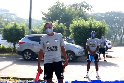 Los jugadores deben esperar su turno en el parqueo, para ser fumigados