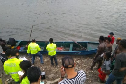 La Policía acudió al sitio para ayudar al rescate del cuerpo