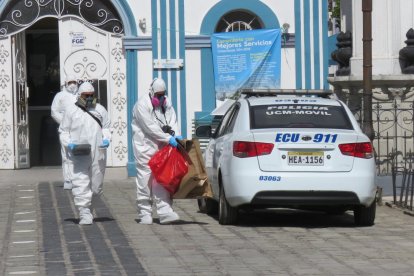 La menor fue hallada con el suéter hasta el cuello y tenía muchos golpes en el cuerpo.