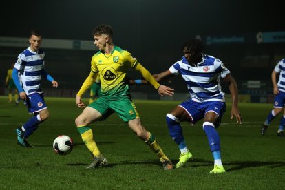 El volante Daniel Adshead (c), del Norwich City de Inglaterra, podría integrar la Sub 20 de Ecuador, por la doble nacionalidad que tiene.