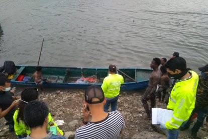 En una canoa fue llevado el cuerpo hasta una orilla, para que los agentes pudieran intervenir