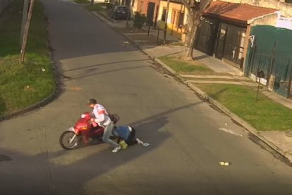 En su desesperación por huir del lugar, el ladrón arrastró a la mujer varios metros con el pelo enredado en una llanta de la moto.