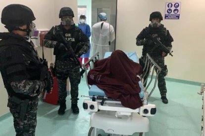 Policías custodiaron el hospital donde se está Daniel Salcedo.