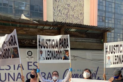 Familiares de Leonardo Mena portaban carteles donde pedían justicia ante su muerte.