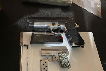 Parte de las evidencias incautadas a los sospechosos.