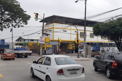 En la intersección de la avenida Isidro Ayora con la calle Miguel Jijón fue necesario la instalación de semáforos.
