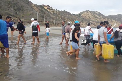 Los pobladores de la comuna Liguiqui de Manta se unieron para localizar a los pescadores.