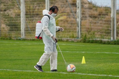 El balón es fumigado antes de iniciar las prácticas.