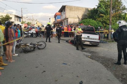 La pareja salió en una moto a comprar víveres cuando fue impactada.