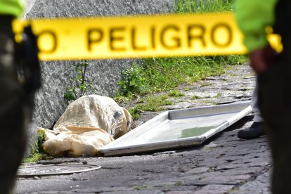 El cuerpo estaba metido en un costal;los policías llegaron al sitio, levantaron los restos y los llevaron a la morgue.