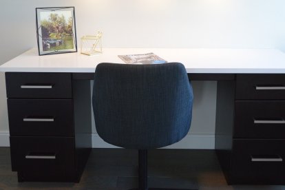 La silla para hacer teletrabajo debe de ser ergonómica o apta para usarla en la oficina.