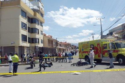 En media calle quedaron los convivientes tras ser impactados por un vehículo desconocido.