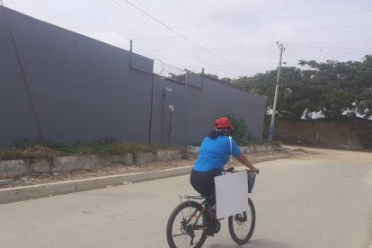 La profesora recorre en su bicicleta el cantón Playas.
