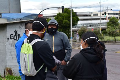 Familiares de la víctima esperaban por el cuerpo en la morgue de la Policía Nacional.