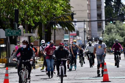 En la capital, los ciudadanos retomaron el 'ciclopaseo'. 

HOY SE OBSERVO GRAN CANTIDAD DE PERSONAS EN BICLICLETAS , PATINES Y CORRIENDO CUMPLIENDO LAS NORMAS DE BIOSEGURIDAD. 



14  de junio  2020

KARINA DEFAS 

Agencia (ag-expreso ag-extra ag-quito)