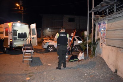 Uno de los hombres reunidos resultó herido en la pierna. Hay un segundo herido de mayor gravedad.
