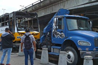 Momento en que el vehículo era remolcado por una grúa y llevado al canchón de la ciudad.