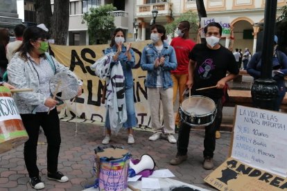Activistas y familiares de la menor fallecida protestaron en los bajos de la Fiscalía, en Guayaquil. Piden justicia.