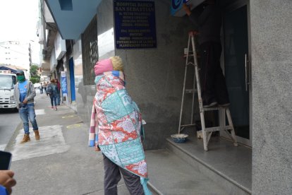Durante cuatro días, la madre suplicó que le permitan dar de lactar a sus recién nacidos.