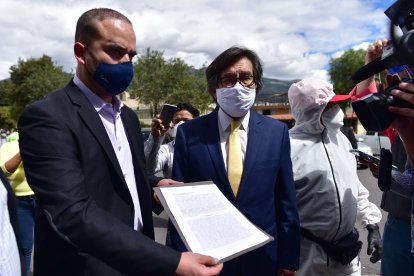 El concejal de Quito, Fernando Morales, y el activista César Montúfar llegaron la mañana de ayer a la Policía Judicial de la capital.





15   de junio  2020

KARINA DEFAS 

Agencia (ag-expreso ag-extra ag-quito)