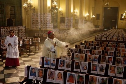 Las bancas y paredes del templo limeño fueron cubiertas con miles de fotografías.