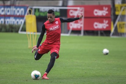 El delantero Jonathan Álvez en el entrenamiento de Barcelona.