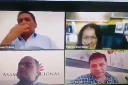 La legisladora socialcristiana con asombro mira la acción del asambleísta Ochoa.