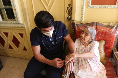 Con mucho cuidado el doctor Albiño revisa la mano derecha de su ‘abu’.