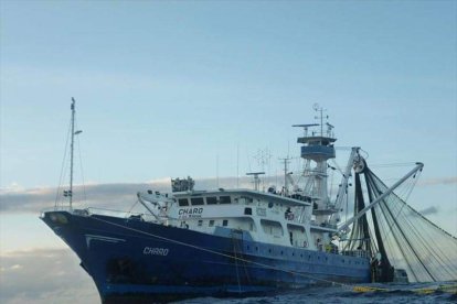 A dos millas de la costa se encuentra fondeado el barco atunero Charo.
