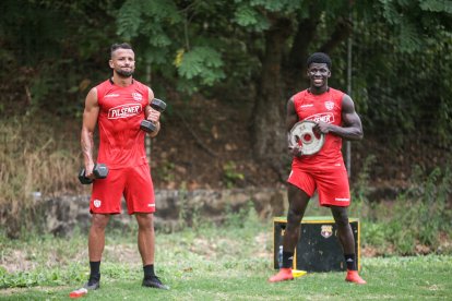 Sergio Quinteros (d) espera ganarse un espacio en el equipo titular de Barcelona.