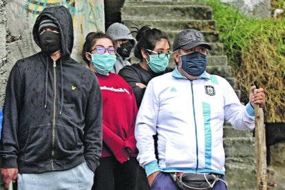 El morador ‘combatiente’ cortó un pingo que tenía en su casa y lo convirtió en su ‘espada’ para luchar.