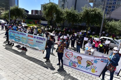 Empleados de los Guagua Centros realizaron varios plantones para pedir que se restituyan los convenios con el Municipio