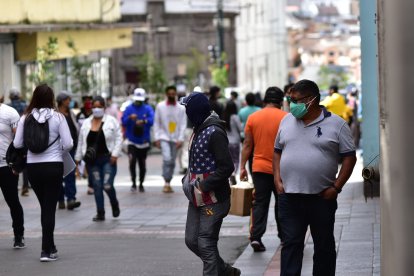 Los expertos recomiendan que la población con sobrepeso evite salir a la calle y redoble las medidas se bioseguridad. 

  . Quito  15de junio       del 2020  Agencia (ag - expreso ag extra) Personas obesas en el centro de Quito