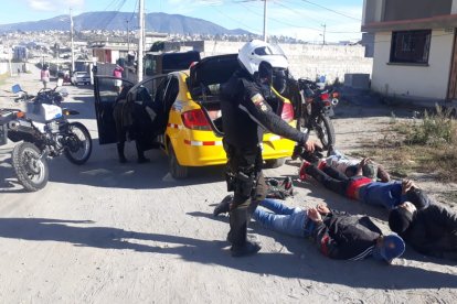 Los detenidos iban a bordo de un taxi que circulaba por Calderón, en el norte de Quito.
