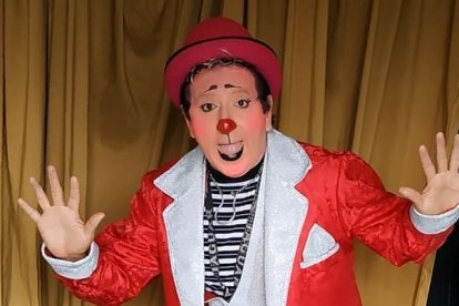 Para tener algo de ingresos vende zapatillas y verduras.