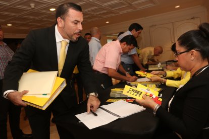 Juan Alfredo Cuentas, exvicepresidente financiero de Barcelona, se defiende de las acusaciones por comisiones de una agencia.



Agencia (ag-extra)