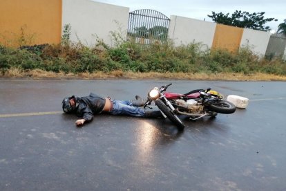 Varios agricultores que iban a sus jornadas vieron a Carlos Macías tendido en la vía.