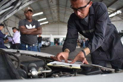 Más de 32 mil vehículos se sumarían a la revisión vehicular en Quito, esto puede ser un peligro de contagio.