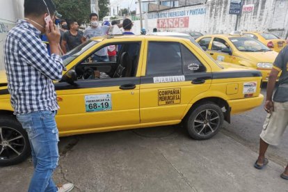 Jaime Freddy Intriago Ponce quedó sin vida dentro del taxi.