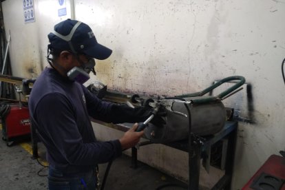 Dos mecánicos crearon un sanitizador en los talleres de Chiriyacu.