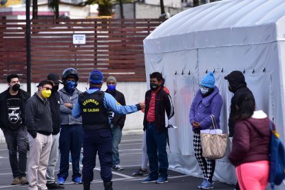 Personas con sospecha de COVID-19 esperan por una prueba para confirmar su diagnóstico.