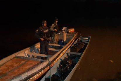 La embarcación contenía cuatro sacos de camarón y fue retenida por la Armada.