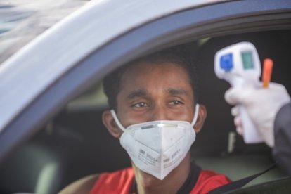 Fidel Martínez del Barcelona, esperando el resultado de su temperatura a la llegada al entrenamiento.