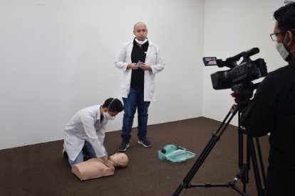 A través de la web, el docente Rodrigo Cortez (de pie) dialoga con alumnos de Seguridad y Prevención de Riesgo Laboral del Instituto Tecnológico de Formación.