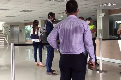 Mieles (de blusa blanca y pantalón azul), antes de ingresar a la audiencia de este viernes.