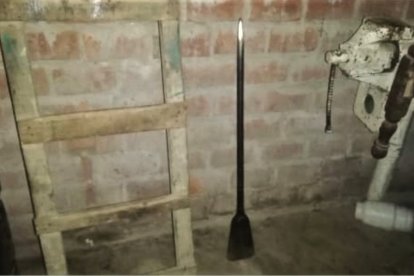 La barreta con la que presuntamente se quitó la vida a David Merino.